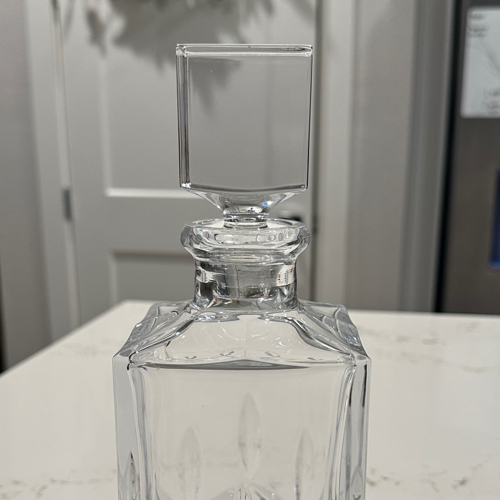 Elegant Waterford Crystal Decanter with Solid Cube Stopper - Picture 3 of 14